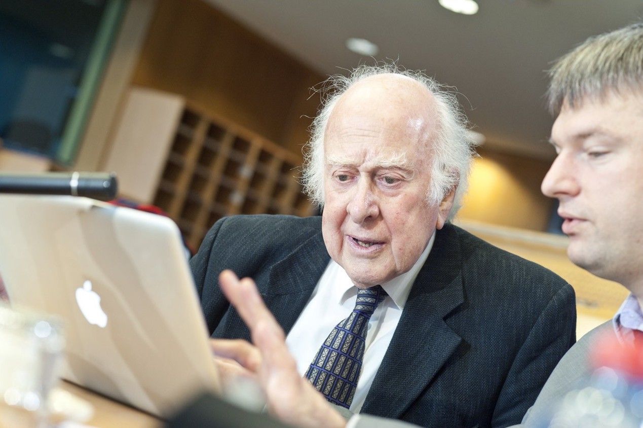 Peter Higgs in front of a laptop